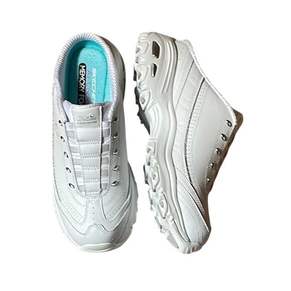 NWOT. Skechers White Slip-in Sneakers Classic Low-Top Design. 10 - Picture 1 of 5